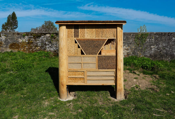 Produit hôtel à insectes fabriqué par notre organisation, présenté sur l'image.