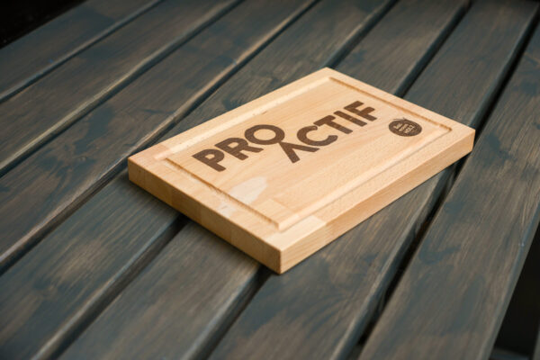 Produit planche à découper fabriqué par notre organisation, présenté sur l'image.